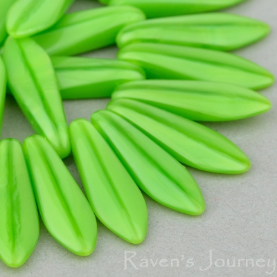 Medium Dagger (16x5mm) Green Silk