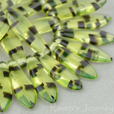 Medium Dagger (16x5mm) Green Uranium (Vaseline) Jet Mix Opaque Transparent