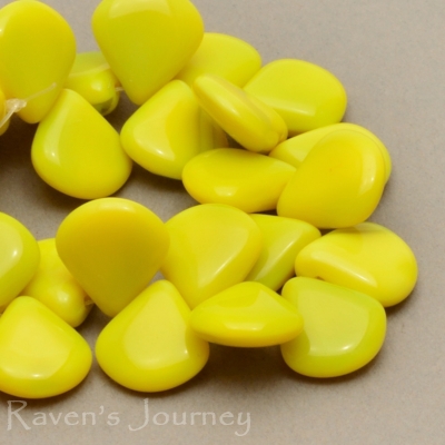Briolette (12x11mm) Yellow Green Mix Opaque Transparent-osx