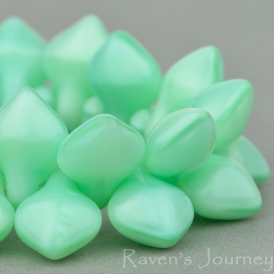 Spade (11x8mm) Mint Green Silk (Uranium)