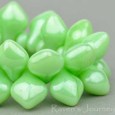Spade (11x8mm) Mint Green (Uranium) Opaque with Luster-osx