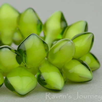Spade (11x8mm) Olivine White Mix Opaque Transparent-osx