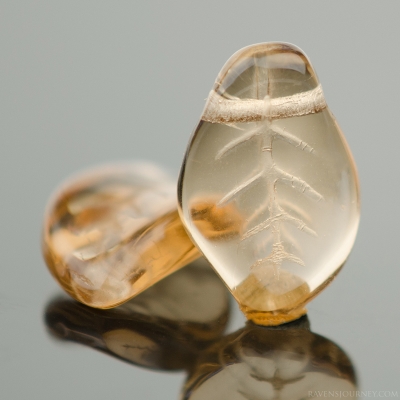 Twist Leaf (15x10mm) Topaz Transparent