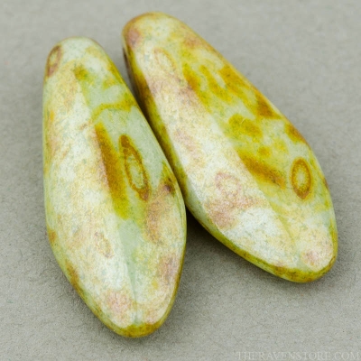 Large Dagger (17x7mm) Greenstone Opaque-osx