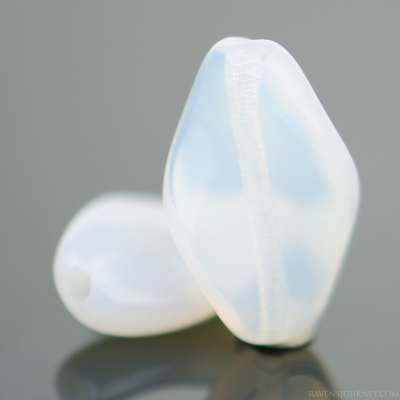 Twist (13x8mm) White Opaline-osx
