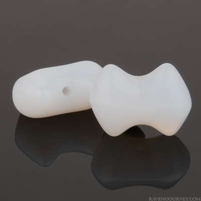 Bow Tie Petal (7x9mm) White Opaline