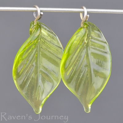 Lampwork Leaf (18mm) Olivine Green (Light)