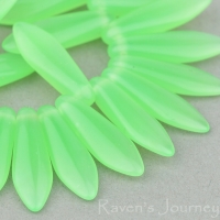 Medium Dagger (16x5mm) Green Uranium Opaline